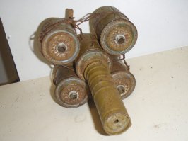 Была тогда такая вот граната. Называлась она РГД-33. Универсальная граната и наступательная и оборонительная. Но противопехотная.

 Для поражения тогдашних немецких танков бойцы вязали их в связки по нескольку штук. От 3 до 5-7. Танки поражались фугасным действием. Такой вот системой запросто можно было перебить и гуслянку танка,ю попутно отправив экипаж в дурку - ловить желтых мух. Он гарантировано получал контузию