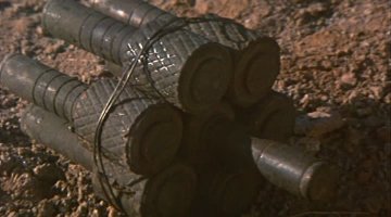 Была тогда такая вот граната. Называлась она РГД-33. Универсальная граната и наступательная и оборонительная. Но противопехотная.

 Для поражения тогдашних немецких танков бойцы вязали их в связки по нескольку штук. От 3 до 5-7. Танки поражались фугасным действием. Такой вот системой запросто можно было перебить и гуслянку танка,ю попутно отправив экипаж в дурку - ловить желтых мух. Он гарантировано получал контузию