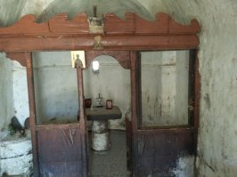 о. Крит. Октябрь. Водохранилище возле деревушки Сфендили. Большая часть этих домов проводят своё время погружённые в воду. Обычный уровень можно увидеть по стенам церкви святого Николая и здания справа от него. Кстати церковь, единственное здание за которым ухаживают, и церковь теоретически действующая. Теоретически, потому как, она была закрыта, когда я её посетил.  Там же, в пятистах метрах есть ещё вторая церковь, отдельная, она вообще полностью под воду уходит, кстати рядом можно видеть кусок дороги- идеальный асфальт А ведь тоже выплывает из под воды раз в год на пару-тройку месяцев. Буквально завтра снова туда полечу, посмотрю как это выглядит в полную воду. :о)