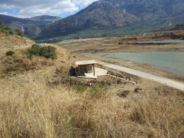 о. Крит. Октябрь. Водохранилище возле деревушки Сфендили. Большая часть этих домов проводят своё время погружённые в воду. Обычный уровень можно увидеть по стенам церкви святого Николая и здания справа от него. Кстати церковь, единственное здание за которым ухаживают, и церковь теоретически действующая. Теоретически, потому как, она была закрыта, когда я её посетил.  Там же, в пятистах метрах есть ещё вторая церковь, отдельная, она вообще полностью под воду уходит, кстати рядом можно видеть кусок дороги- идеальный асфальт А ведь тоже выплывает из под воды раз в год на пару-тройку месяцев. Буквально завтра снова туда полечу, посмотрю как это выглядит в полную воду. :о)