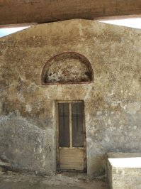 о. Крит. Октябрь. Водохранилище возле деревушки Сфендили. Большая часть этих домов проводят своё время погружённые в воду. Обычный уровень можно увидеть по стенам церкви святого Николая и здания справа от него. Кстати церковь, единственное здание за которым ухаживают, и церковь теоретически действующая. Теоретически, потому как, она была закрыта, когда я её посетил.  Там же, в пятистах метрах есть ещё вторая церковь, отдельная, она вообще полностью под воду уходит, кстати рядом можно видеть кусок дороги- идеальный асфальт А ведь тоже выплывает из под воды раз в год на пару-тройку месяцев. Буквально завтра снова туда полечу, посмотрю как это выглядит в полную воду. :о)