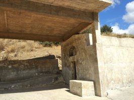 о. Крит. Октябрь. Водохранилище возле деревушки Сфендили. Большая часть этих домов проводят своё время погружённые в воду. Обычный уровень можно увидеть по стенам церкви святого Николая и здания справа от него. Кстати церковь, единственное здание за которым ухаживают, и церковь теоретически действующая. Теоретически, потому как, она была закрыта, когда я её посетил.  Там же, в пятистах метрах есть ещё вторая церковь, отдельная, она вообще полностью под воду уходит, кстати рядом можно видеть кусок дороги- идеальный асфальт А ведь тоже выплывает из под воды раз в год на пару-тройку месяцев. Буквально завтра снова туда полечу, посмотрю как это выглядит в полную воду. :о)