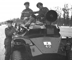 Мало фоток. Этот парад 7 сентября 1945 в советское время замалчивали. В период  холодной войны  из советской версии истории пытались изгнать любое упоминание о советско-американо-британском братстве по оружию. Дескать, лендлиз был, встреча на Эльбе   была, а вот больше ничего существенного и не было. Между тем, парад союзных войск в честь победы над фашистами был проведен по инициативе как раз советского командования   вернее, маршала Георгия Жукова, который, вернувшись с парада в Москве, решил устроить такое же грандиозное мероприятие и в столице побежденного врага.