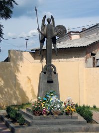 Расстрелами в Бабьем Яру в основном занимались три куреня УПА. В том числе Буковинский курень. Это курень виновен в смерти порядка половины жертв в Яру. На его основе немцы создали 2 полицайских батальона. Один из которых виновен в гибели людей в Хатыне.
Сейчас в Черновцах, в Руине, стоит памятник этому куреню Памятник палачам Бабьего Яра и Хатыни.