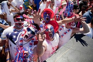 Такое ощущение, что автор поста кроме своего города в мире нигде не был и как праздновать праздники определяет по брошюре старообрядцев "...и одев специальную праздничную рубаху чинно восседает во главе стола давая молодому поколению пример благочинности..." 

В то-же время, в США например, главными праздниками являются "День независимости" и "День Благодарения" (ну не парила США вторая мировая война) так какой там треш твориться, это что-то с чем-то, переплевывает эти праздники только проводимый Ирландцами "День святого Патрика", который хоть и является родоначальником ирландской литературы но отмечается почему-то как алкогольный (пивной) праздник (хотя сам Патрик спиртное практически не употреблял и изначально в этот день в Ирландии питейные заведения закрывались).

Так-что все люди уникальны и неправильно им указывать "как правильно" праздновать. А то будет как на Украине, где допускается только одна точка зрения.