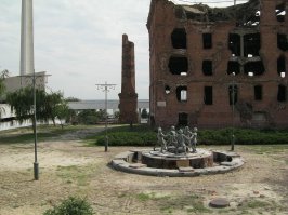В июле 2013 года начались работы по обустройству реплики фонтана на Привокзальной площади. Автор скульптурной композиции   Александр Бурганов, который был учеником скульптора оригинальной композиции Ромуальда Иодко. Инициатором стал основатель байкерского клуба  Ночные Волки  Александр Залдостанов. 23 августа 2013 года в первый день проведения байк-шоу в Волгограде фонтан был открыт. В торжественной церемонии принял участие президент России В. В. Путин.
Второе фото-это копия у мельницы Ге ргардта в том же Волгограде.