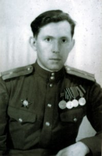 Значит дед что-то напутал. Но ему простительно. Я его расспрашивал когда ему за 80 было.
Но вот это фото точно без путаницы.
Вена. 1945. Лето.