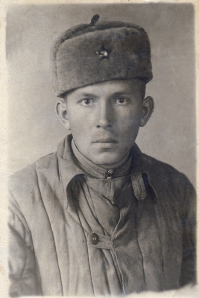 В посте великие фотографии. У меня ( и я думаю у многих) хранятся дома фото не такие знаменитые, но не менее ценные.
Дедуля мой. Бронь имел т.к. учился на бронетанковом факультете Бауманки. Но записался в Московское ополчение и оборонял Москву. Прошел всю войну. Победу встретил в Вене.
Фото сентябрь 1941 г.