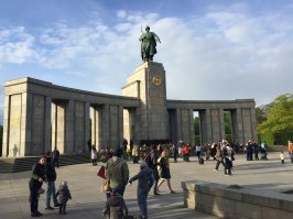 Два часа назад.
Почетного караула нет. 
Народ, в основном русскоязычные, постоянно подтягивается, чтобы возложить цветы.