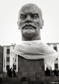 Напоминает историю другого племени, живущего напротив. Те тоже верили, что повсюду расставленные по требованию жрецов истуканы, навсегда гарантируют жителям еду, кров и защиту от невзгод..