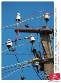 Запись показала, что и напряжение и сила тока тем сильнее, чем выше выпрыгивает угорь. 
в данном случае вода является проводником и воздействуя эл.током в воде, угорь замыкается сам на себя, а воздух в данном случае служит изолятором.
ему бы еще керамические изоляторы природа поставила..... пистец нам был бы