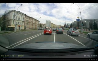 Передние колеса на стоп линии, на светофоре - зеленее некуда. Пассат выехал на "розовый".