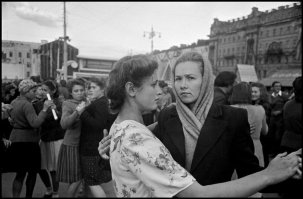 А меня эта особо зацепила. Блин, в кадре ничего не происходит, просто танцуют люди, но целая судьба народа "между строк".