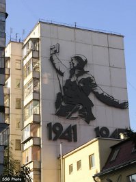 Челябинск. "Мужик с пистолетом"))