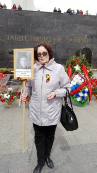 К сожалению, не смог попасть Шествие. Ниже фото - мама с портретом моего деда (ее отец), и фото из книги Памяти.