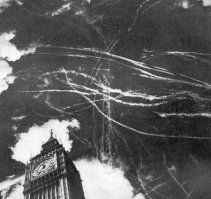 1940 год. Следы борьбы английских и немецких ВВС в небе Лондона.