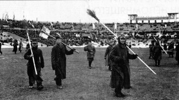 1945 год. Москва. Пленные немцы приводят в порядок поле в перерыве матча между московским и тбилисским Динамо.
