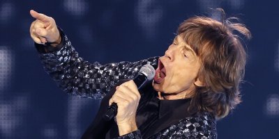 "Не могу я спать у стееенки, упираются колееенки..." и конечно "Е! Е-е-е-е!"