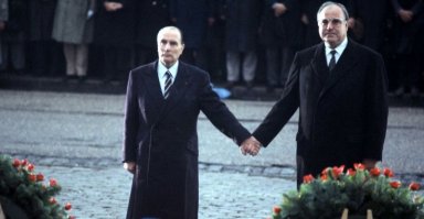 4. Вот то секрет. Как же я сдавал экзамены чтобы получить французское гражданство?
Чтобы в следующий раз не говорили глупостей, запишите. 11 ноября празднуют перемирие во Франции, и это выходной день, так же как и 8 мая.
В этот день французы возлагают венки к памятникам. И как показывает это историческое фото, в нём учавствуют и немецкие Канцлера(ы?) - В данном случае Хелмут Коль.

Другой секрет, то что из победителей, никто не устраевает демонстраций оружия в эту честь, кроме некоторых стран бывшего советского блока. Да и то с каждым годом их всё меньше.

Бывает парад на 14 июля, но я считаю это пустой тратой государственных денег. Лучше бы на соц нужды пустили.