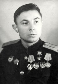 Если вы не против, я добавлю. Так как в полку пройти не получилось. 
Мой двоюродный дед - Леонович Иван Семёнович. Герой СССР.
Лётчик-ас. Тут инфа.