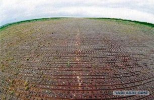 В межсезонье грунтовый аэродром не работает даже для легкой истребительной авиации, а уж для бомбардировщики и подавно.
 
У немцев был легко монтируемый тип покрытия.