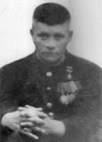 вот его послевоенное фото. думаю, ему тут под 30 лет.