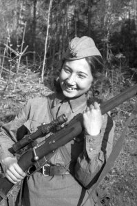 Сами фото - отличные . ТС спасибо за них . Но лично мне больше нравятся ЧБ. Здесь видно, что старались придавая цветность. Но некоторые выглядят как состаренная реконструкция. В ЧБ больше духа эпохи, на мой взгляд.