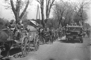 "Восточная Пруссия. Немецкие офицеры принимают...условия капитуляции... Время съемки: 09.05.1945" - дата вызывает сомнение, может 09.04? Кёнигсберг пал 9-го апреля, сама Восточно-Прусская операция официально завершилась 25-го апреля. Просто я здесь живу теперь, знаю немного. Вот по теме родные места в апреле 45-го года: