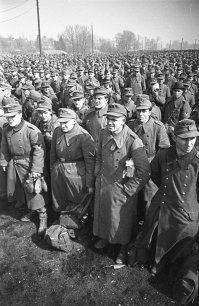 "Восточная Пруссия. Немецкие офицеры принимают...условия капитуляции... Время съемки: 09.05.1945" - дата вызывает сомнение, может 09.04? Кёнигсберг пал 9-го апреля, сама Восточно-Прусская операция официально завершилась 25-го апреля. Просто я здесь живу теперь, знаю немного. Вот по теме родные места в апреле 45-го года: