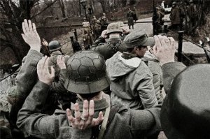 "Восточная Пруссия. Немецкие офицеры принимают...условия капитуляции... Время съемки: 09.05.1945" - дата вызывает сомнение, может 09.04? Кёнигсберг пал 9-го апреля, сама Восточно-Прусская операция официально завершилась 25-го апреля. Просто я здесь живу теперь, знаю немного. Вот по теме родные места в апреле 45-го года: