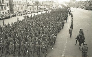 Вот так не до конца проверив данные, люди прочитав начинают нести ересь в массы!
"Марш пле нных не мцев по Москве  (также  Пара д побеждённых , операция  Большо й вальс ) состоялся в понедельник 17 июля 1944 года. Колоннами по Садовому кольцу и другим улицам столицы прошли около 57 000 немецких солдат и офицеров, в основном захваченных в плен в Белоруссии войсками 1-го, 2-го и 3-го Белорусского фронтов."