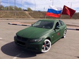 Выглядит глупо. К тому же владельцы фирмы бмв, которая поставляла вермахту военную технику были друзьями гитлера благодаря чему и получали контракты на вооружение. Это как геббельс например оденет сталинский френч и залезет на мавзолей принимать парад.