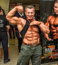 На этом фото Александру Яшанькину 61 год. Справа от него плакат его сына.