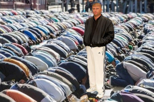 достал этот фотошоп. Вот оригинал: