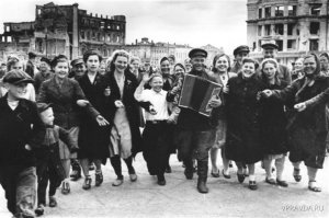 На какой вопрос? Оба деда воевали, оба вернулись, одного я, правда, так и не застал. Я прекрасно понимаю, через что пришлось пройти нашей стране. Вы вот спускались, например, в Аджимушкайские каменоломни? Знаете вообще, где они?
А повод выпить мне не нужен: я алкоголик в медицинском смысле слова, так что 9 мая для меня - причина воздержаться. В этот день я, как правило, смотрю старые советские фильмы.
И не надо пытаться меня убедить, что когда-то 9 мая был днём траура, тем более, сразу после окончания войны.
Поминки так не выглядят: