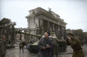 Сам Халдей в центре