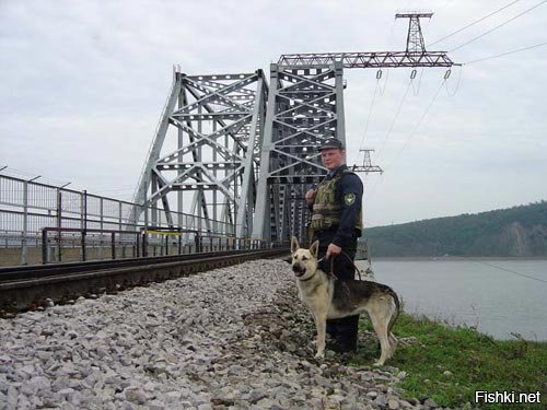 ЖД мосты объекты стратегические и всегда охранялись сами мосты и подходы к ним. Фото и видео съемка была запрещена.