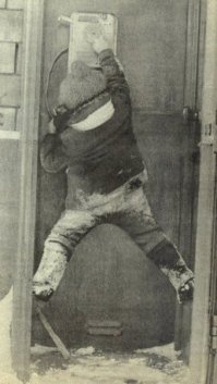 Почему везде пишут что данная фото это звонок маме на работу??? В наше время это было не реально. Во-первых надо было иметь 2 копейки. Во-вторых позвонить на фабрику маме - это надо знать не только основанной номер но и номер цеха или бригады.
Все просто - на фото ребёнок проверяет время. Набрав 060 в Питере можно узнать точное время и понять идти домой или ещё погулять.