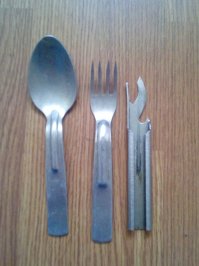 Добавлю. Как в Литве, в 90-м выдали, так до сих пор берегу. 27 лет, верой и правдой. "Десантный набор".