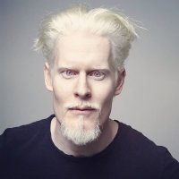 А этот дядька похож на Mr.Frost`а из бэтмена. =)