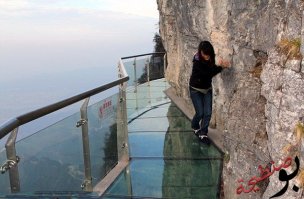 Это проявление нормального инстинкта самосохранения, который у многой молодежи вычеркивается из жизни в процессе так наз экстремальных занятий. Это руферы, зацеперы и прочее.

На жаргоне высотников монтажников это называется - примёрз
Так же "примерзают и кошки с котами"
Это нормальный естественный инстинкт самосохранения!