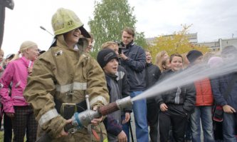 В Казахстане автомобили покрасили вместе с забором