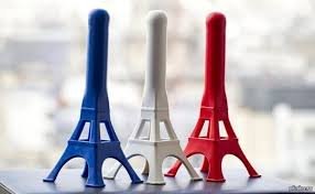 А еще он в Париж хотел, да Эйфелеву башню в подарок...