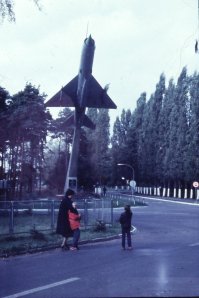 Шперенберг был основным аэродромом, принимающим все важные самолеты с БОльшой Земли ( из СССР). На этом аэродроме в 1984 снимался фильм "Победа" с Андреем Мироновым. На одном из озер -Офицерском, помимо испытания во время войны немцами снарядов, производимых на расположенным тут же заводе, во времена ГСВГ (ОГВСГ-_ГСВГ-ЗГВ) стояла статуя Мадонны, которая при выводе войск пропала. Говорят, кто то из руководящих чинов себе ее под шумок вывез. Жили там с 1981 по 1985) Рядом с  солдатским озером - находилось в районе расположения казарм, отсюда и название - был зоопарк местный. А на Офицерском всегда жила пара лебедей, Борька и Машка... В какие бы годы народ не служил, говорят , лебеди были всегда.. На фото - схема гарнизона, памятник, стоящий в центре гарнизона(фото 84 г) ну и наша Мадонна)