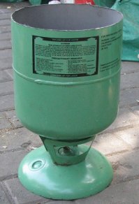 я без всякой на то управы, сам изготовил урны для подъездов и мне совершенно наплевать на желание остальных жильцов (на то чтоб скинуться).
я их изготовил из отходов металла ( не все конечно, кое что пришлось купить)
электроды и диски точно мои.
фото из интернета, это самый простой вариант, я сделал чуть поинтереснее.
Хочешь сделать для своего дома, сделай. потом если у кого возникнет желание, то тоже что то сделают!!!!