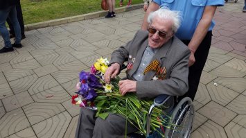 9 мая 2017, Кишинёв, Мемориал воинской славы. 
Ветеран с орденом солдатской Славы. Спасибо тебе, дорогой неизвестный дедушка...