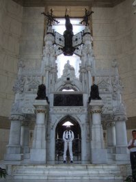 Лично бывал: могила Колумба в Доминикане (настоящий фальшак), музей-квартира Холмса (ну тут всё понятно, но хорошо собирает), Стоунхендж - был жестоко разочарован, что это новодел, Янтарная комната - лучше старой, хоть и новодел.