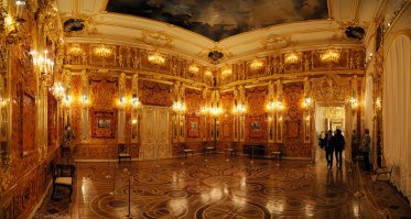 Лично бывал: могила Колумба в Доминикане (настоящий фальшак), музей-квартира Холмса (ну тут всё понятно, но хорошо собирает), Стоунхендж - был жестоко разочарован, что это новодел, Янтарная комната - лучше старой, хоть и новодел.