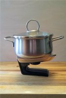 Есть даже "специальные" утюги с широкой ручкой, на которых можно готовить.