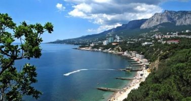 +
Вид из санатория Днепр на Ай-Петри
А он в Гаспре